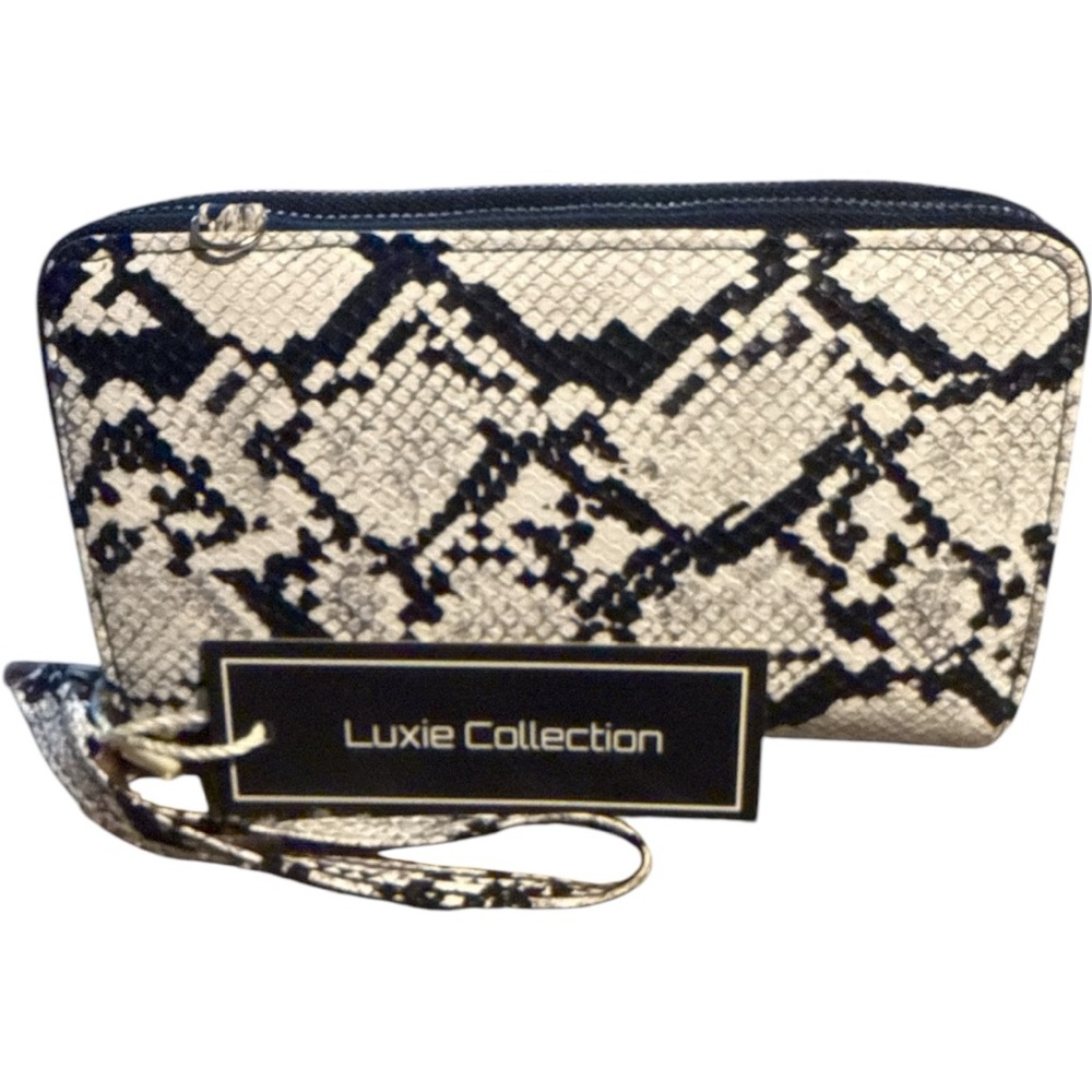 🚨Beautiful White & Black Snake Skin Wristlet‼️